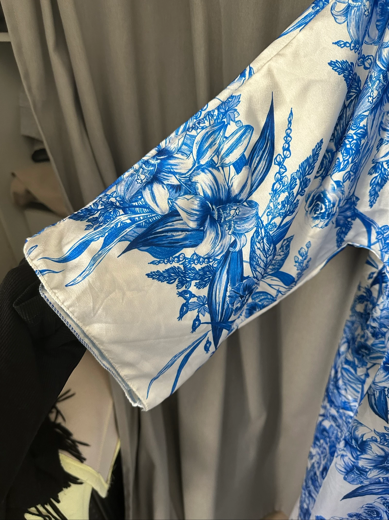 Robe longue satinée blanche & bleue à imprimé floral – Taille unique – photo 3
